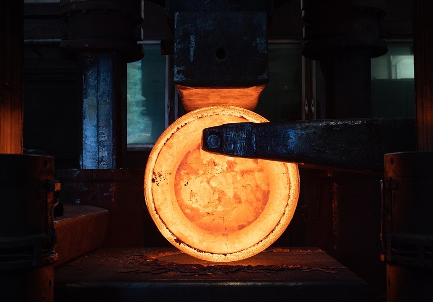 Schmieden auf einer Freiformschmiedepresse Dirostahl Remscheid, 2024 © Wolfgang Tillmans, courtesy Maureen Paley, London.